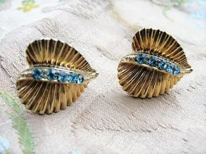 BEAUTIFUL Vintage 50s Gold Tone and Blue Rhinestones Earrings Costume Jewelry