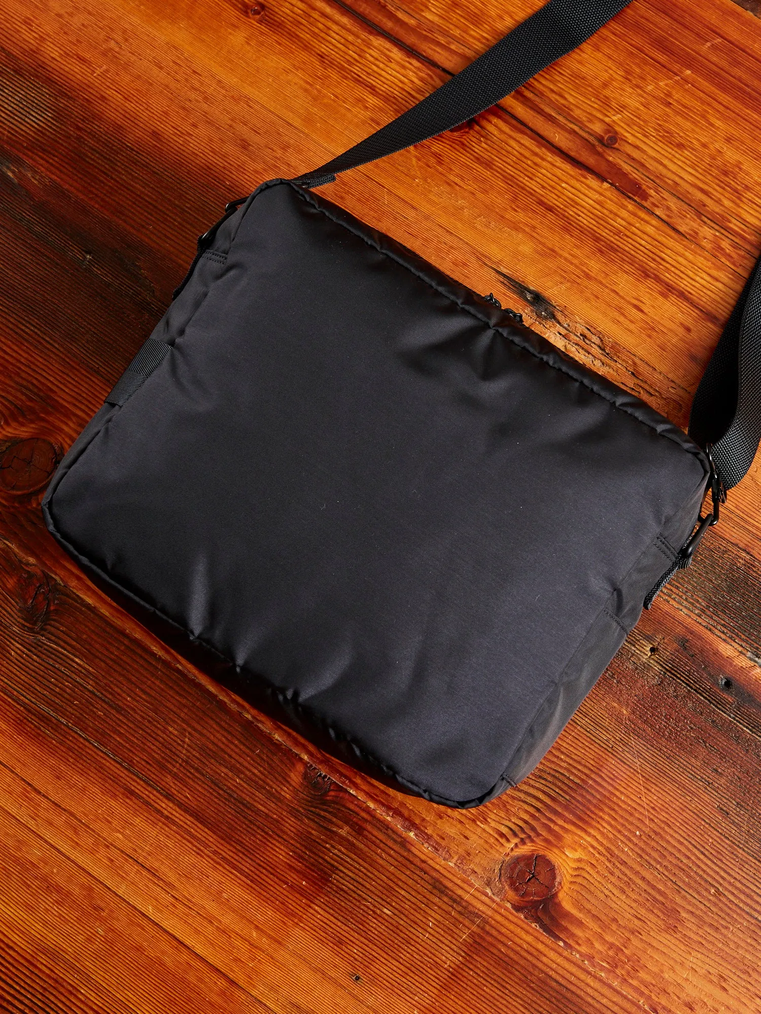 "Force" Shoulder Bag (M) in Black